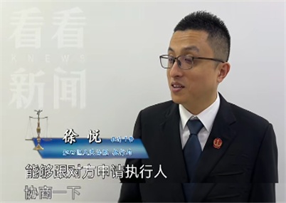 离谱!女子每天躺在100万现金上睡觉,家中成箱的现金…… 离谱!女子每天躺在100万现金上睡觉,家中成箱的现金……