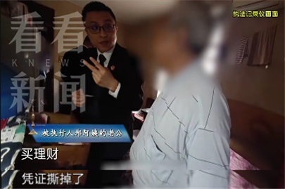 离谱!女子每天躺在100万现金上睡觉,家中成箱的现金…… 离谱!女子每天躺在100万现金上睡觉,家中成箱的现金……