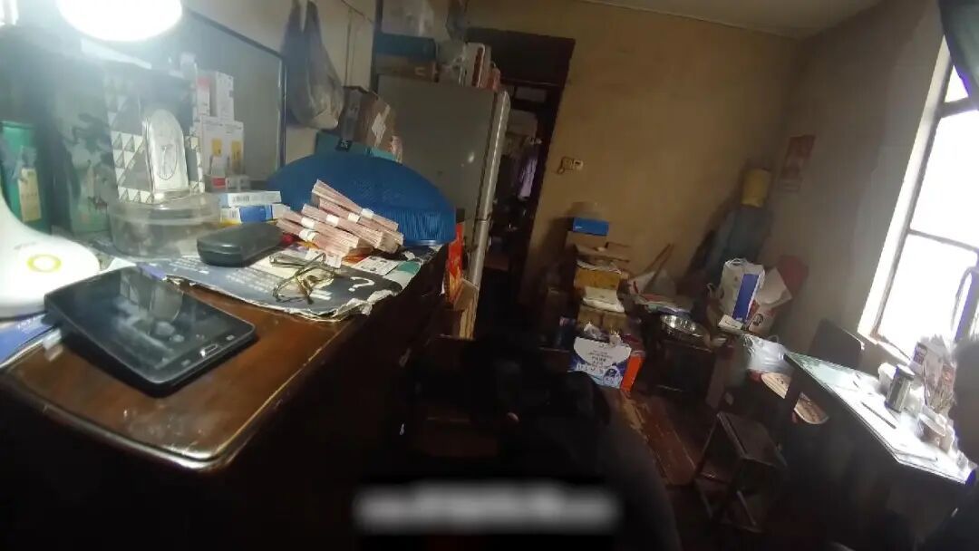 阿姨每天躺在100万现金上睡觉,家中成箱的现金…… 阿姨每天躺在100万现金上睡觉,家中成箱的现金……