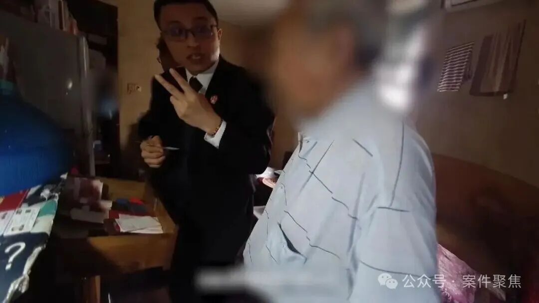 上海阿姨每天躺百万元现金上睡觉!房子被查、两次被拘就是不肯还钱 上海阿姨每天躺百万元现金上睡觉!房子被查、两次被拘就是不肯还钱