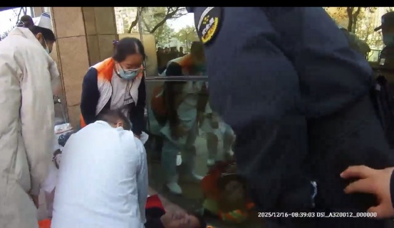 心跳骤停！他们用黄金三小时抢回一条生命