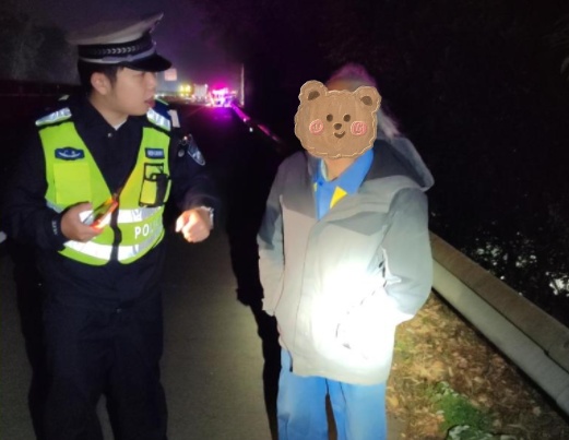 八旬老人误入高速,公安温情救助 八旬老人误入高速,公安温情救助