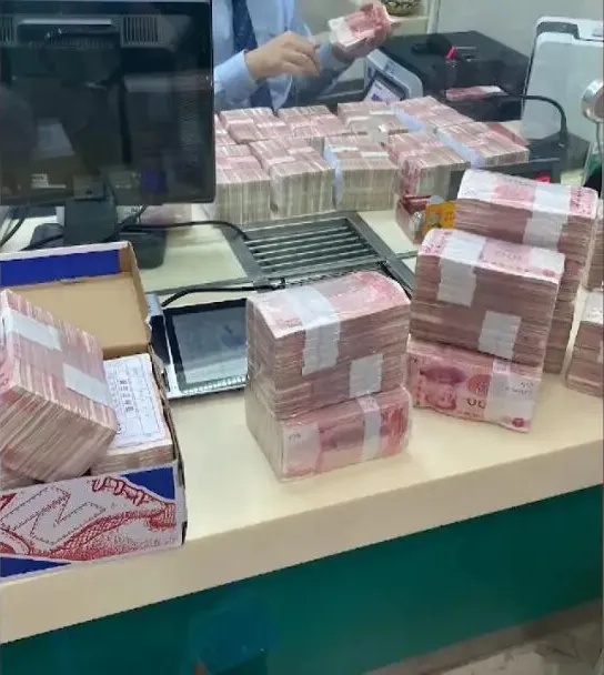 罕见！上海阿姨每天躺在100万现金上睡觉……房子被查、两次被拘也拒不执行！