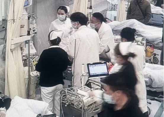 心跳骤停！他们用黄金三小时抢回一条生命