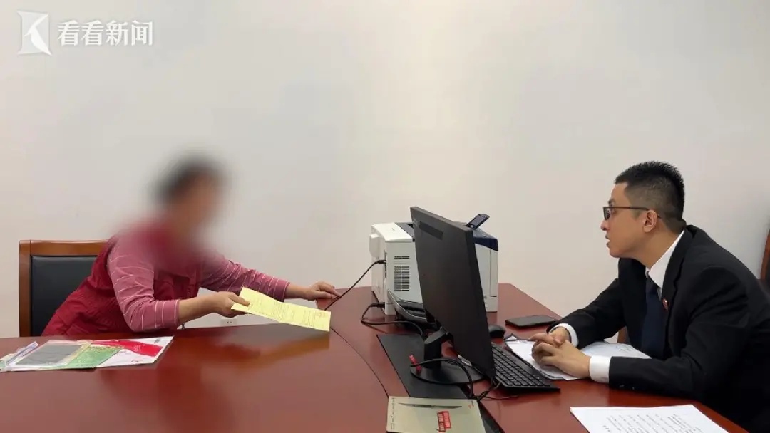 罕见！上海阿姨每天躺在100万现金上睡觉……房子被查、两次被拘也拒不执行！