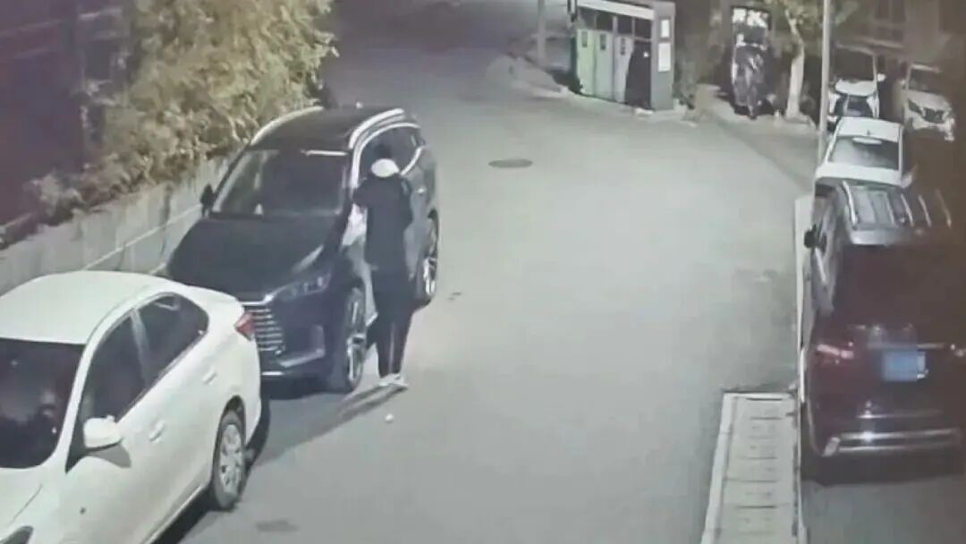 两人趁夜色发放“色情”小卡片,实为电诈引流工具,警方提醒→ 两人趁夜色发放“色情”小卡片,实为电诈引流工具,警方提醒→