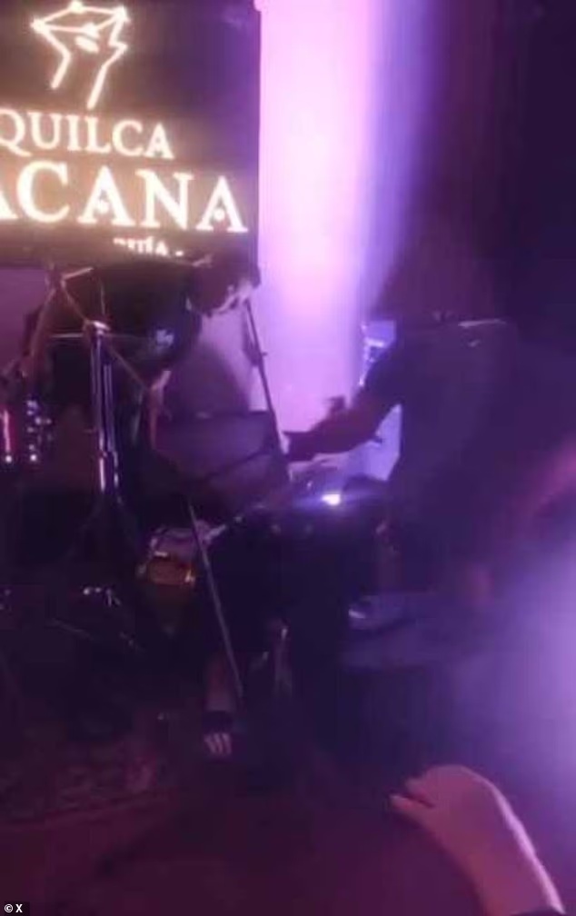 秘鲁21岁歌手被麦克风电击倒地,现场火花四溅,此次电击造成他颈部烧伤 秘鲁21岁歌手被麦克风电击倒地,现场火花四溅,此次电击造成他颈部烧伤