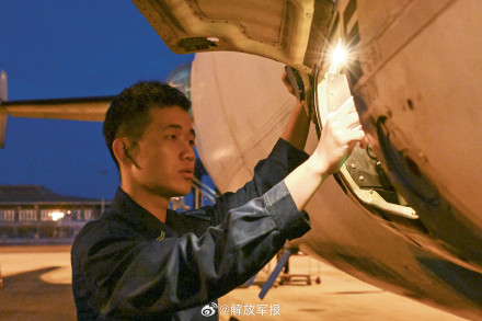 布阵海天猎“黑鲨”！直击海军航空兵某部搜攻潜训练