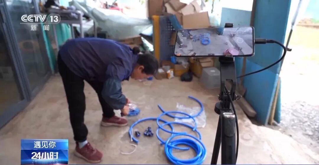 仅一根手指一根脚趾能动,他却和母亲建起一座农场! 仅一根手指一根脚趾能动,他却和母亲建起一座农场!