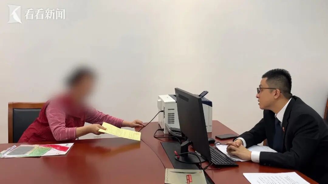 阿姨每天躺在100万现金上睡觉,家中成箱的现金…… 阿姨每天躺在100万现金上睡觉,家中成箱的现金……