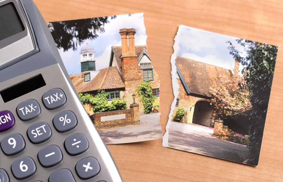 罕见！上海阿姨每天躺在100万现金上睡觉……房子被查、两次被拘也拒不执行！