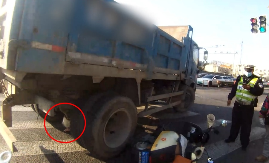 女子骑电动车发生车祸被卡车碾过,这个习惯让她保住命 女子骑电动车发生车祸被卡车碾过,这个习惯让她保住命