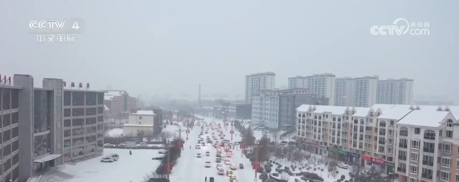北方多地迎来降雪天气 多部门联动开展清积雪保畅通工作