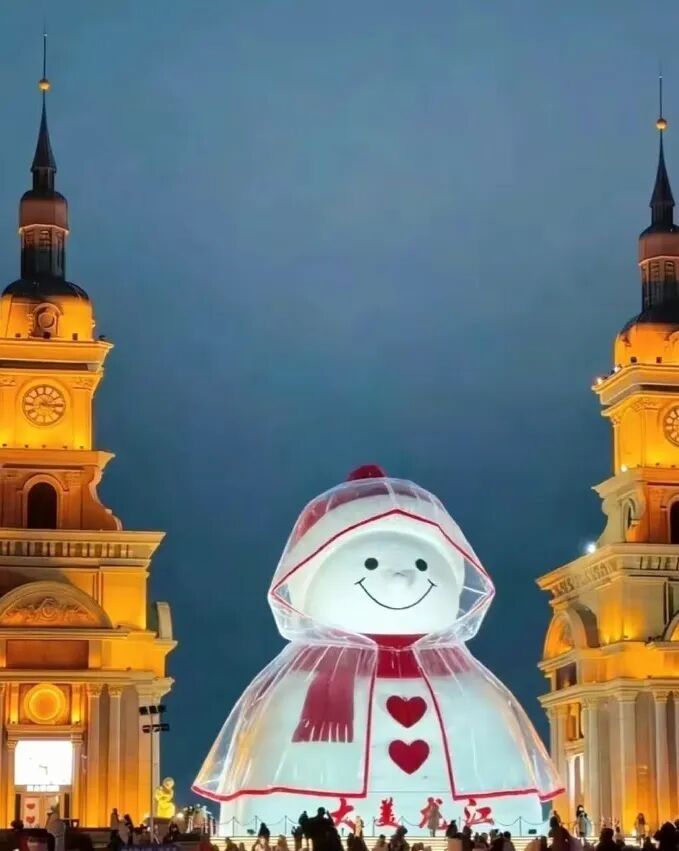 设计师回应哈尔滨网红大雪人穿雨衣:图片系AI生成,雨衣会使雪人融化更快 设计师回应哈尔滨网红大雪人穿雨衣:图片系AI生成,雨衣会使雪人融化更快
