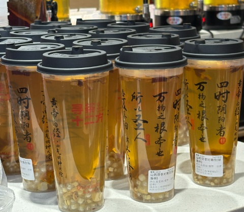 茅根、茯苓、金银花泡奶茶,年轻人爱了 茅根、茯苓、金银花泡奶茶,年轻人爱了
