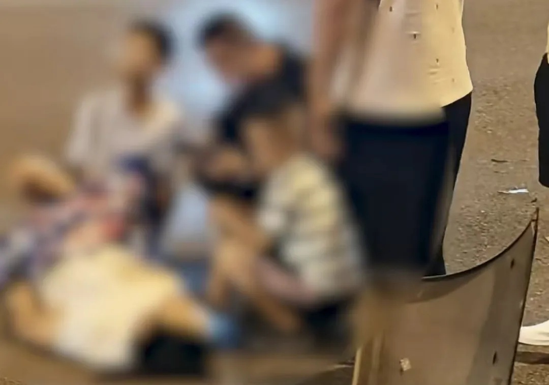 女子被撞交警不救?警方通报:全面调查 女子被撞交警不救?警方通报:全面调查