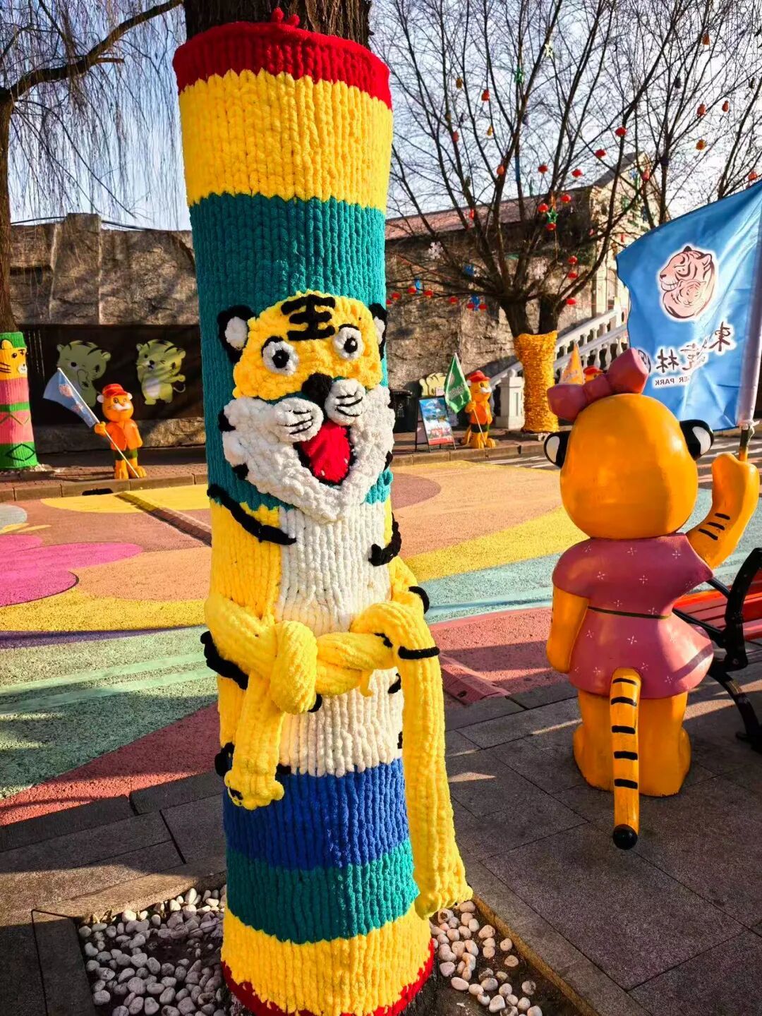 为游客设温暖小屋、大树穿上针织 “新衣”:东北虎林园冬季“换装”迎客 为游客设温暖小屋、大树穿上针织 “新衣”:东北虎林园冬季“换装”迎客