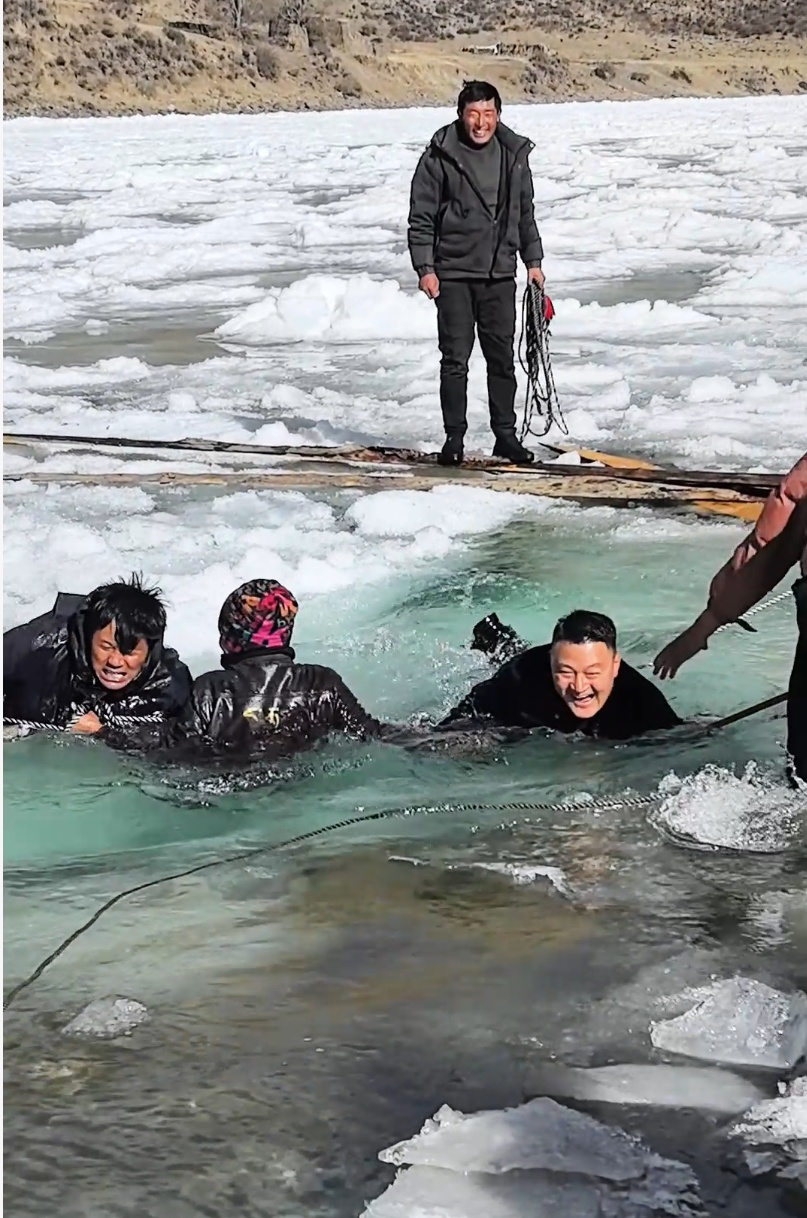 冰河刺骨,但笑容滚烫!四川甘孜警民零下10℃冰河中,救出3只珍稀白唇鹿 冰河刺骨,但笑容滚烫!四川甘孜警民零下10℃冰河中,救出3只珍稀白唇鹿