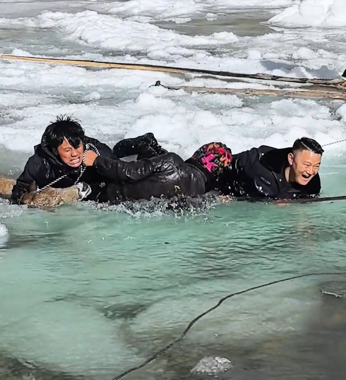 冰河刺骨,但笑容滚烫!四川甘孜警民零下10℃冰河中,救出3只珍稀白唇鹿 冰河刺骨,但笑容滚烫!四川甘孜警民零下10℃冰河中,救出3只珍稀白唇鹿