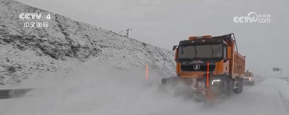 北方多地迎来降雪天气 多部门联动开展清积雪保畅通工作