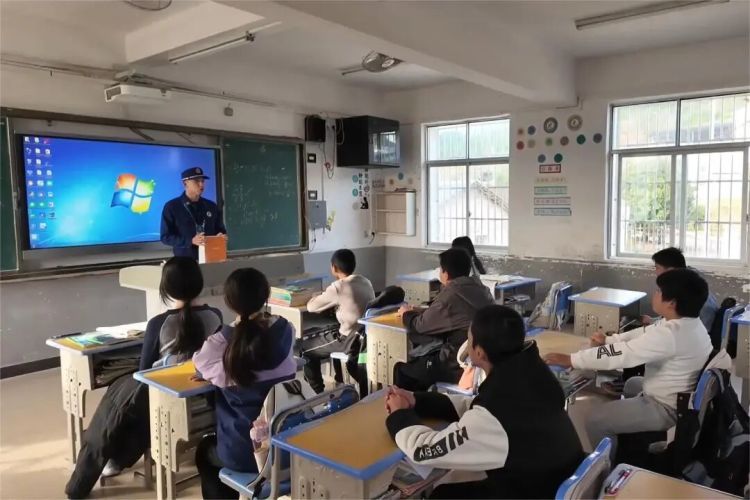 男孩7天报3次假警,消防员找上门!网友:严肃批评教育 男孩7天报3次假警,消防员找上门!网友:严肃批评教育