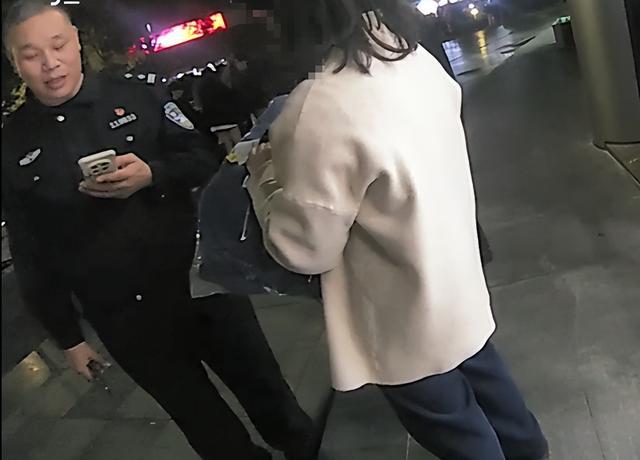 机智!快递在家门口被偷,她用一招抓到了人还拿回了东西 机智!快递在家门口被偷,她用一招抓到了人还拿回了东西