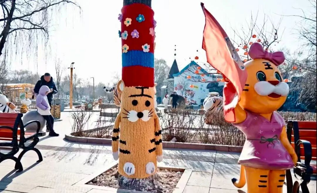 为游客设温暖小屋、大树穿上针织 “新衣”:东北虎林园冬季“换装”迎客 为游客设温暖小屋、大树穿上针织 “新衣”:东北虎林园冬季“换装”迎客