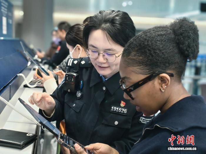 外国人入境卡网上填报实施满月 上海口岸使用人数超26万人次 外国人入境卡网上填报实施满月 上海口岸使用人数超26万人次