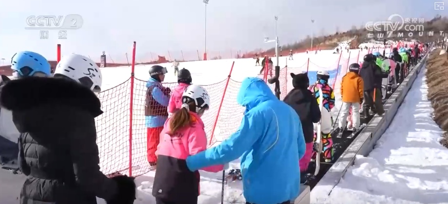 “夜滑”“景+滑”“剧+滑”跨界融合 “一站式”冰雪体验点燃冰雪消费热引擎