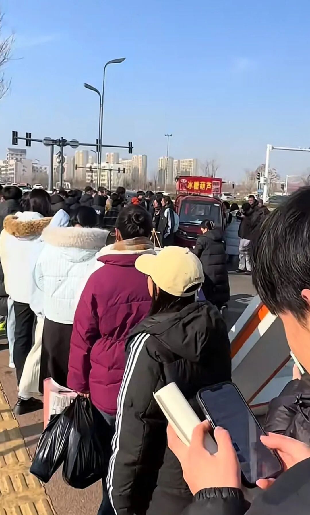 “4元一串的糖葫芦,有人直接扫了1000元” “4元一串的糖葫芦,有人直接扫了1000元”