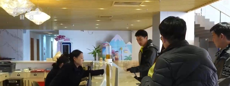 “夜滑”“景+滑”“剧+滑”跨界融合 “一站式”冰雪体验点燃冰雪消费热引擎