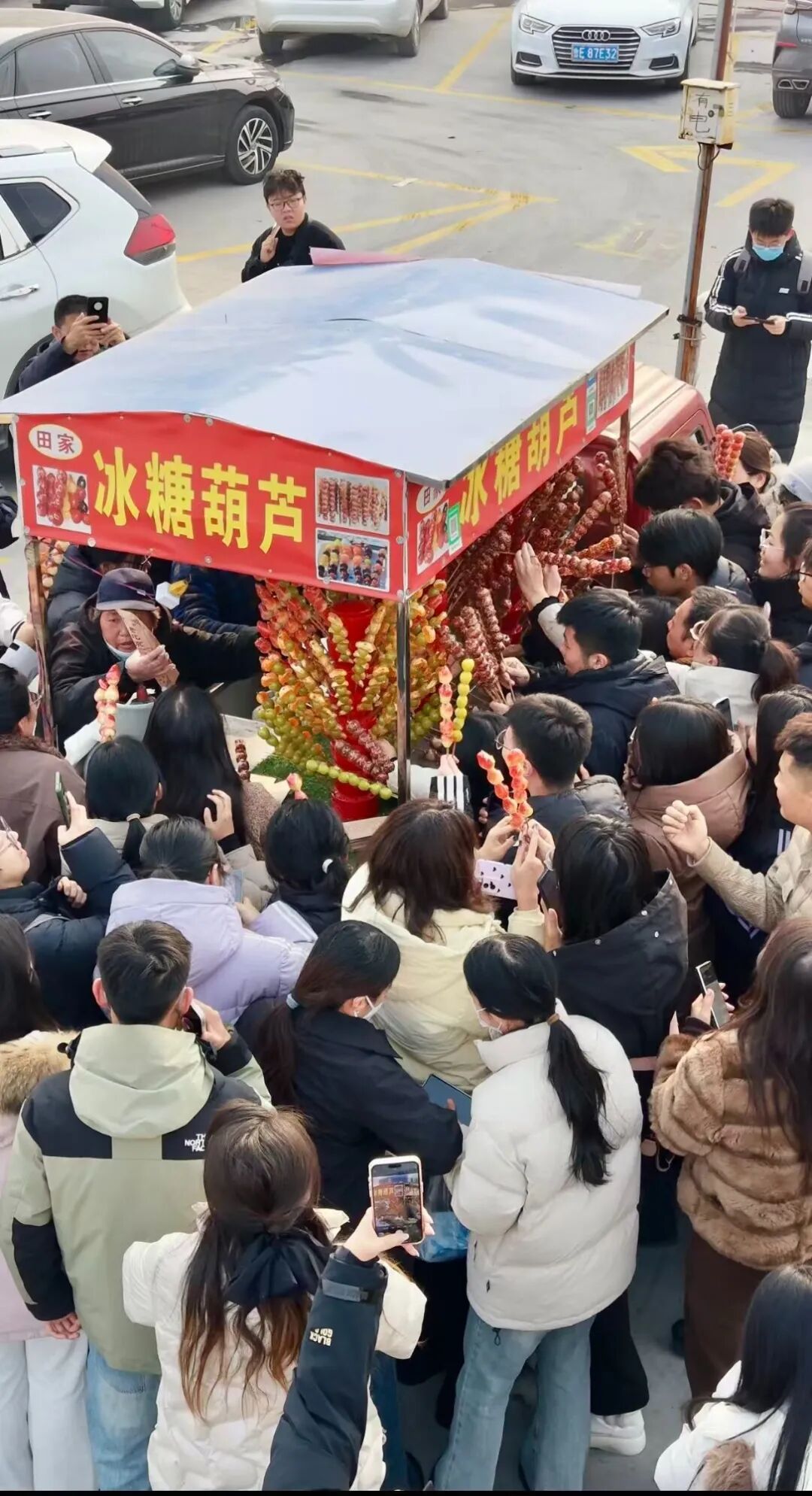 “4元一串的糖葫芦,有人直接扫了1000元” “4元一串的糖葫芦,有人直接扫了1000元”