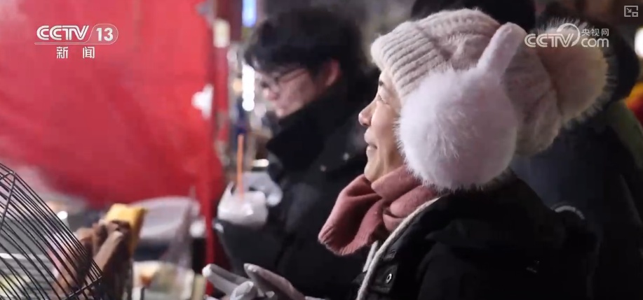 尝过“烟火”拥抱“冰雪”新体验开启消费新密码 早市里的城市温度推升文旅消费热力