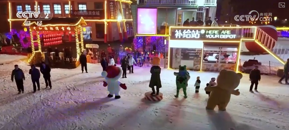 “夜滑”“景+滑”“剧+滑”跨界融合 “一站式”冰雪体验点燃冰雪消费热引擎