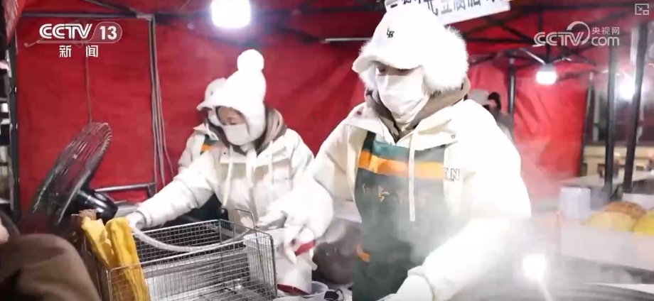 尝过“烟火”拥抱“冰雪”新体验开启消费新密码 早市里的城市温度推升文旅消费热力