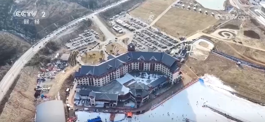 “夜滑”“景+滑”“剧+滑”跨界融合 “一站式”冰雪体验点燃冰雪消费热引擎