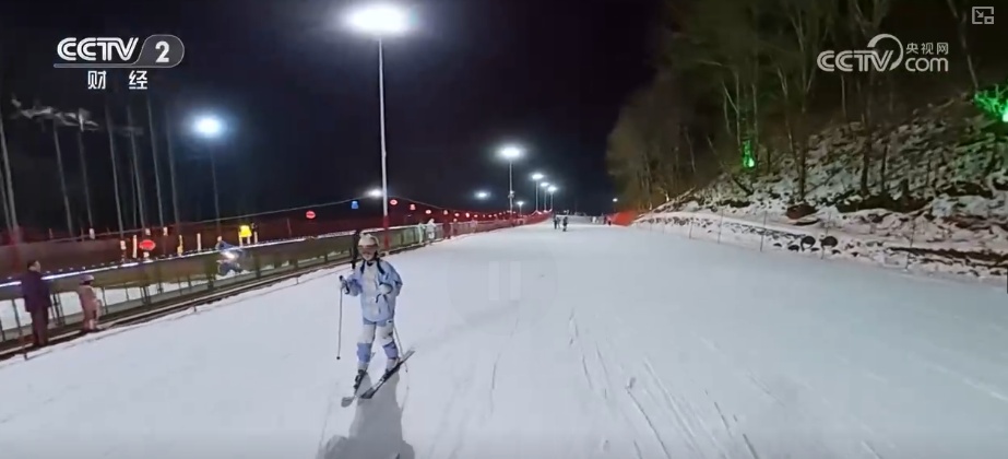 “夜滑”“景+滑”“剧+滑”跨界融合 “一站式”冰雪体验点燃冰雪消费热引擎