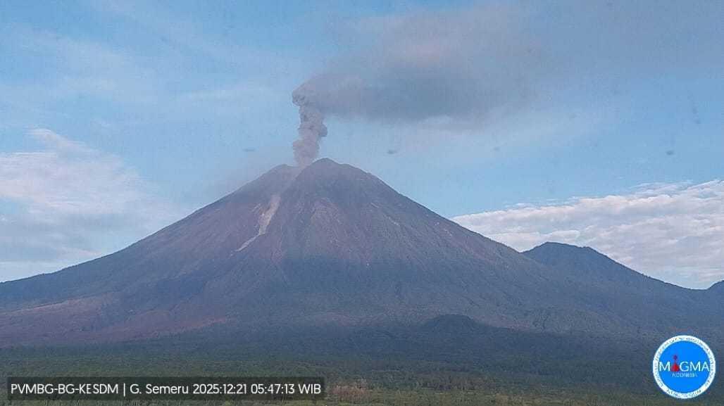 印尼塞梅鲁火山喷发 处于三级警戒状态