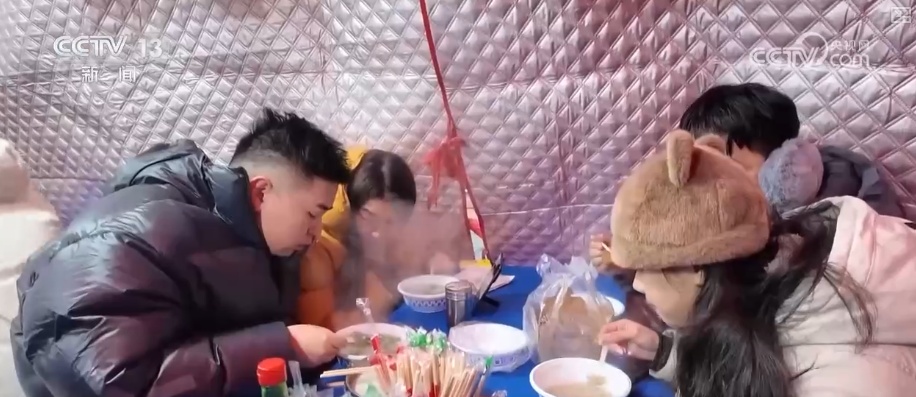 尝过“烟火”拥抱“冰雪”新体验开启消费新密码 早市里的城市温度推升文旅消费热力