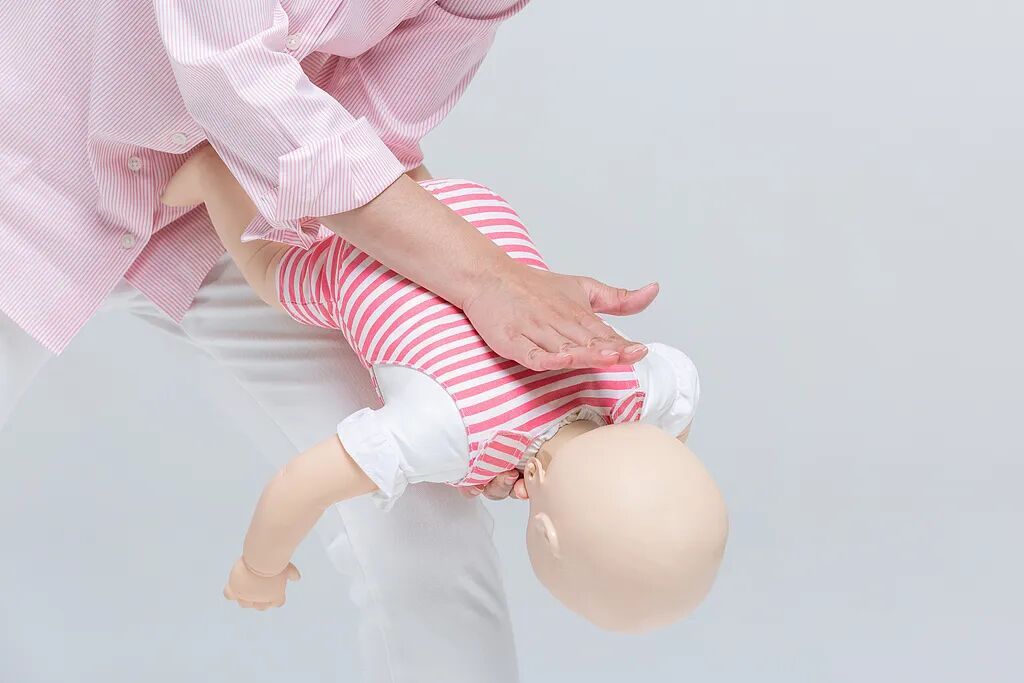 幼童被零食卡喉，路过的他们救下一条命！