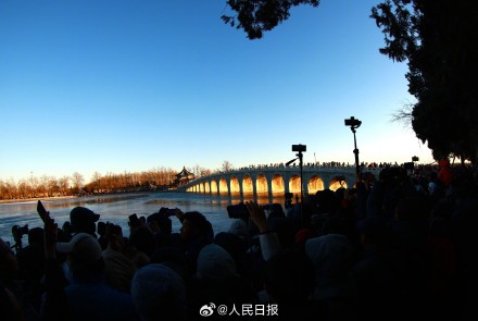 颐和园金光穿洞绝美光影