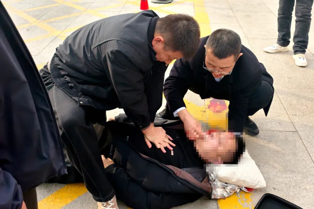 危急时刻,两名消防员冲了上来! 危急时刻,两名消防员冲了上来!