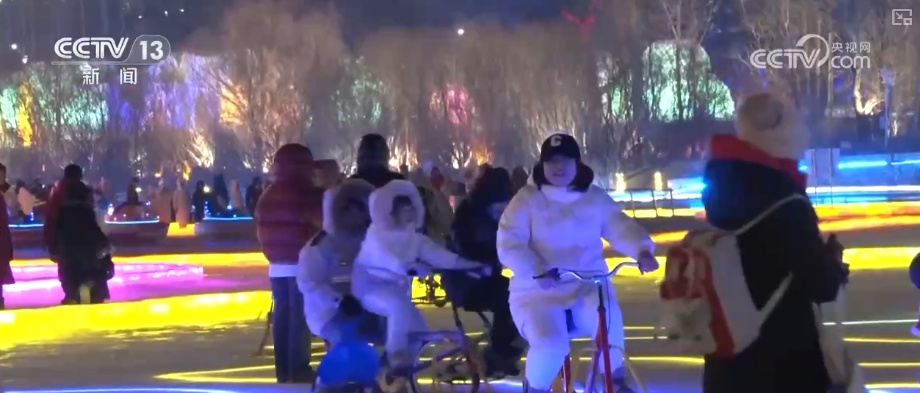 “夜滑”“景+滑”“剧+滑”跨界融合 “一站式”冰雪体验点燃冰雪消费热引擎