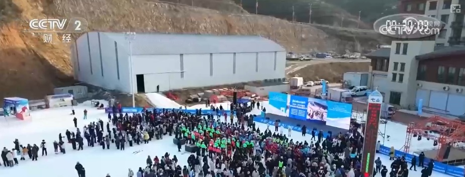 “夜滑”“景+滑”“剧+滑”跨界融合 “一站式”冰雪体验点燃冰雪消费热引擎