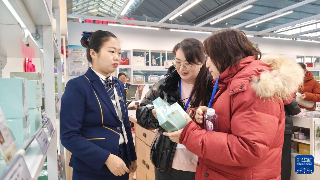 保税店开进火车站