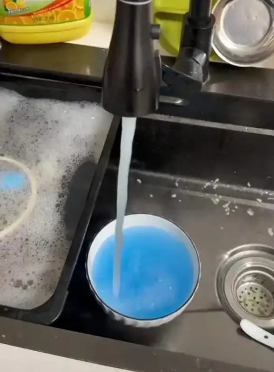 小区自来水“蓝得看不到底”?遵义官方通报:情况属实,已组织业主体检 小区自来水“蓝得看不到底”?遵义官方通报:情况属实,已组织业主体检