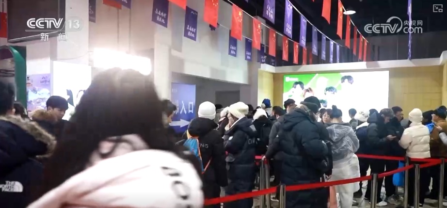 “夜滑”“景+滑”“剧+滑”跨界融合 “一站式”冰雪体验点燃冰雪消费热引擎