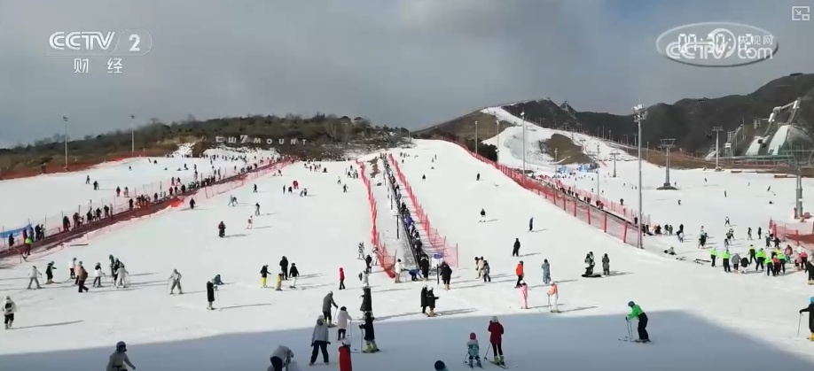 “夜滑”“景+滑”“剧+滑”跨界融合 “一站式”冰雪体验点燃冰雪消费热引擎
