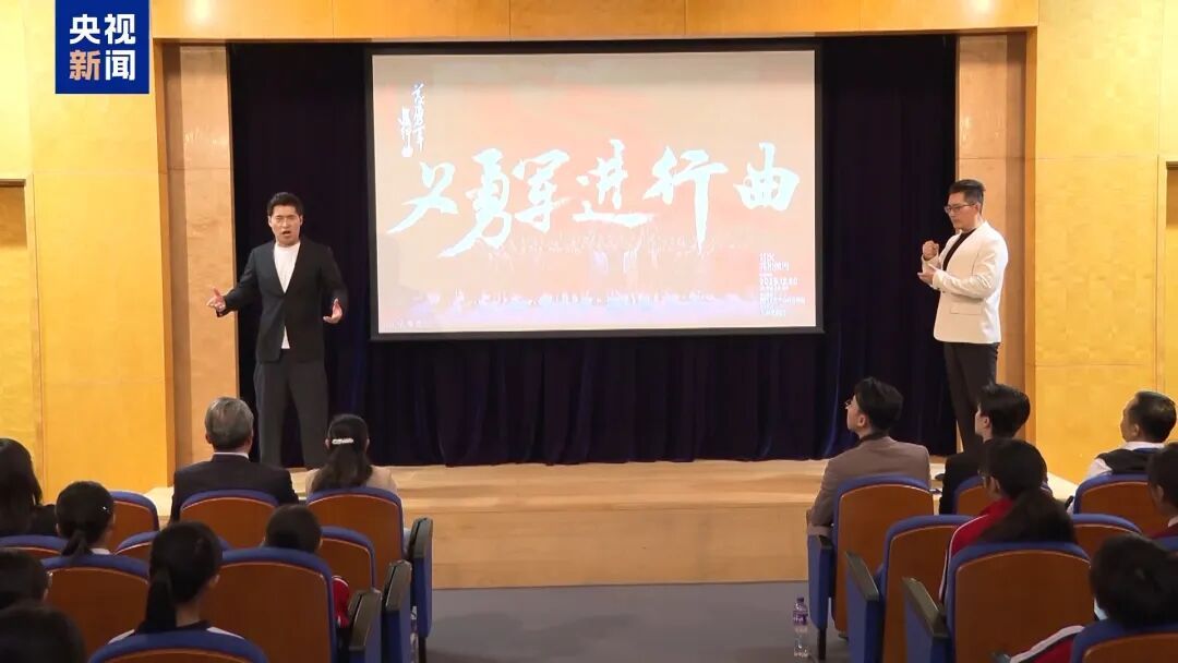 震撼！澳门观众含泪合唱《义勇军进行曲》