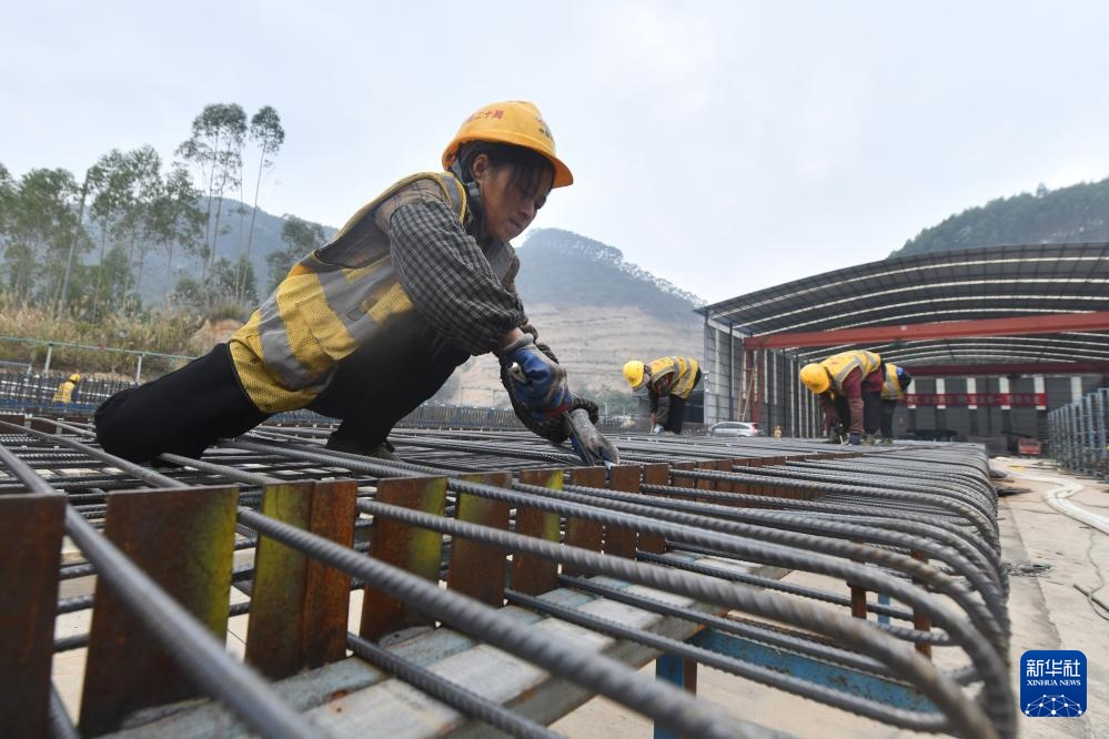 广西柳州：冬日筑路忙